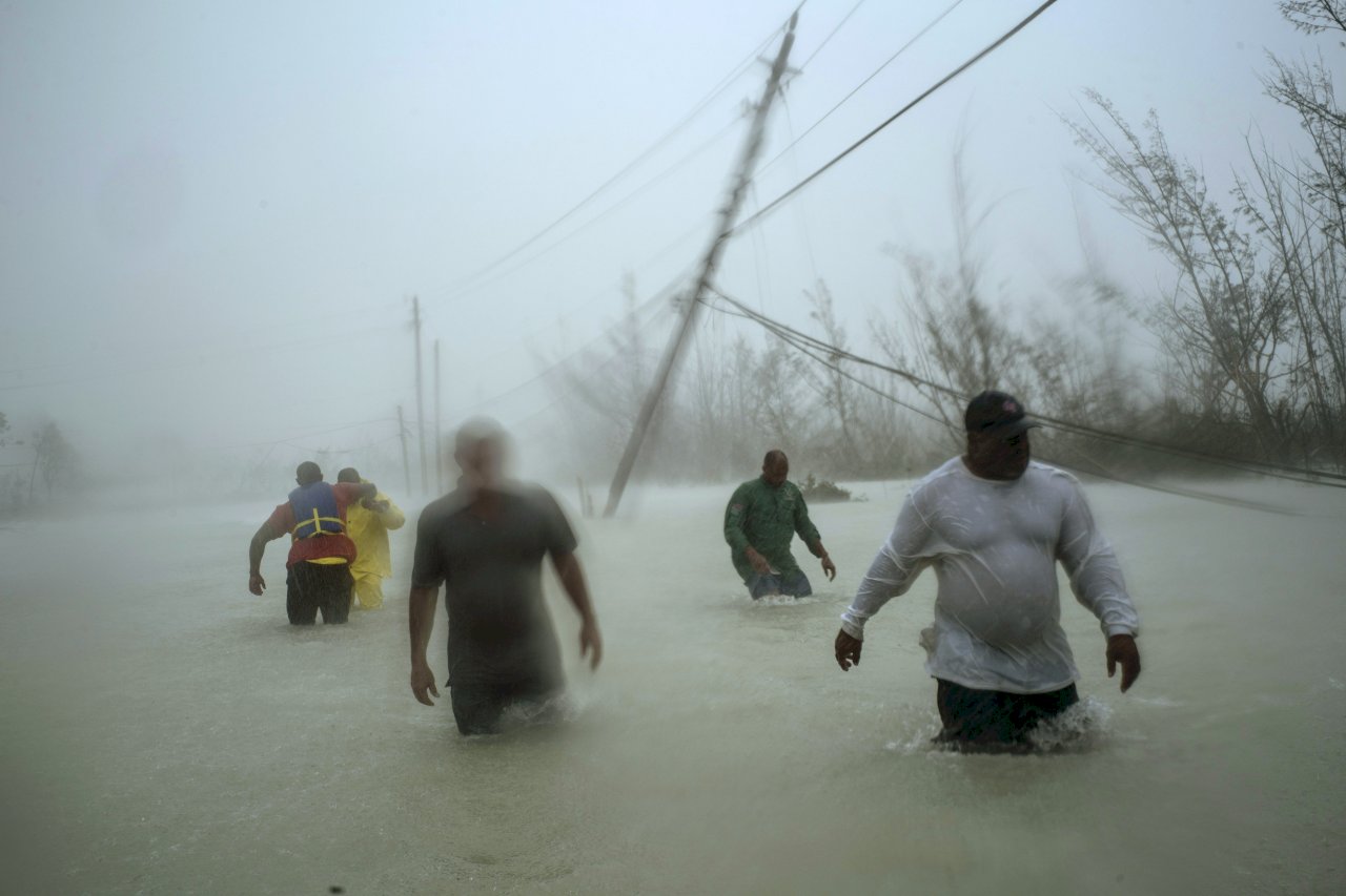 多利安重創巴哈馬逾一週 災民仍在殘骸中掙扎求生