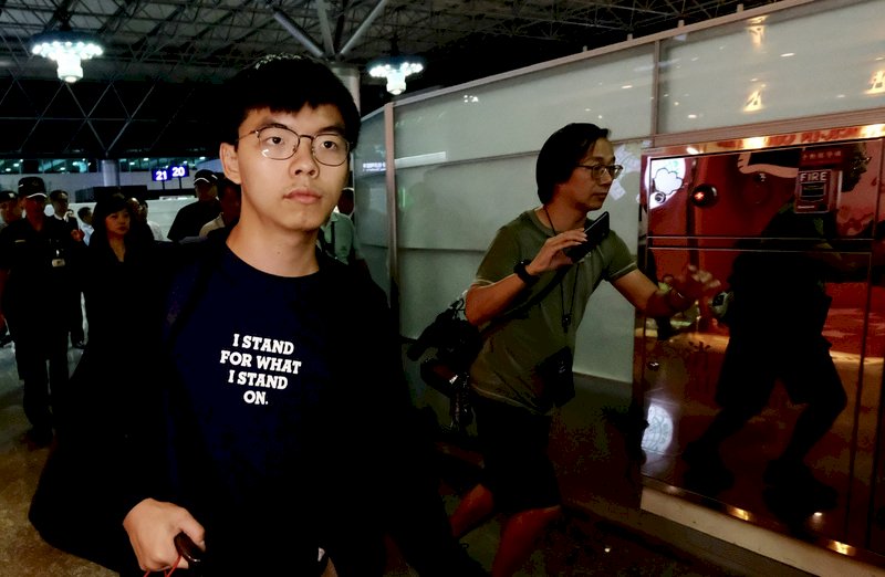 黃之鋒在香港機場被捕 疑被擺烏龍