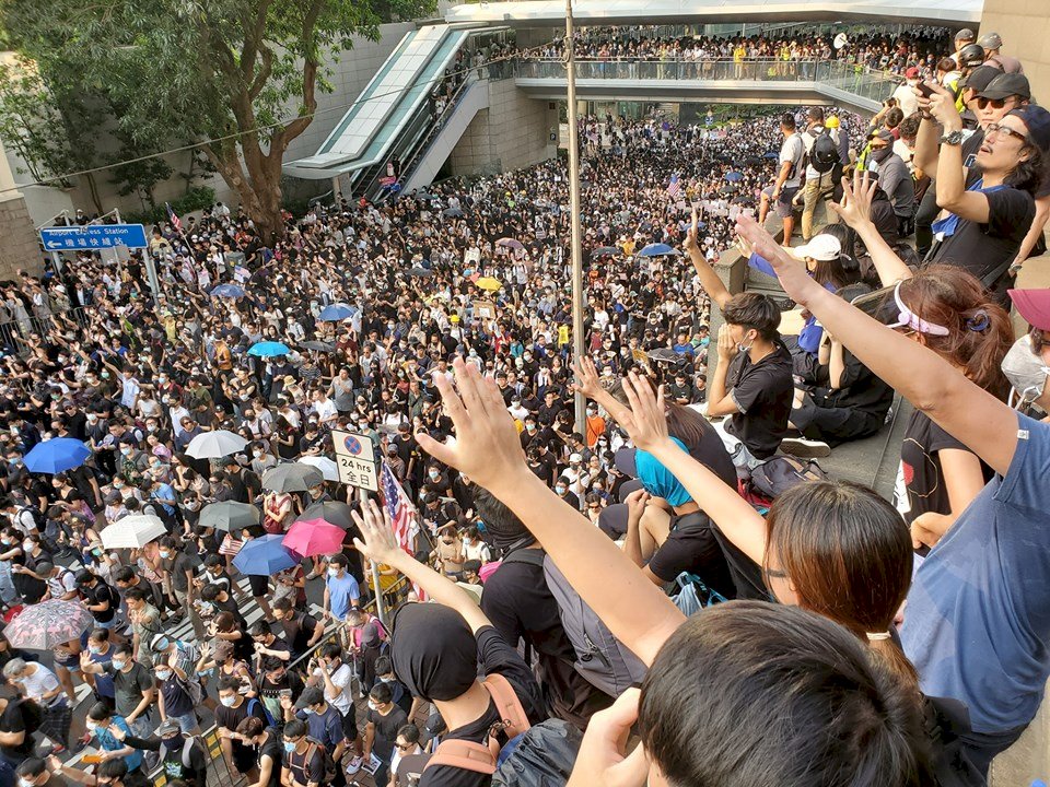 香港立法會反對派議員決定延任 學者：小心中了中共分化圈套