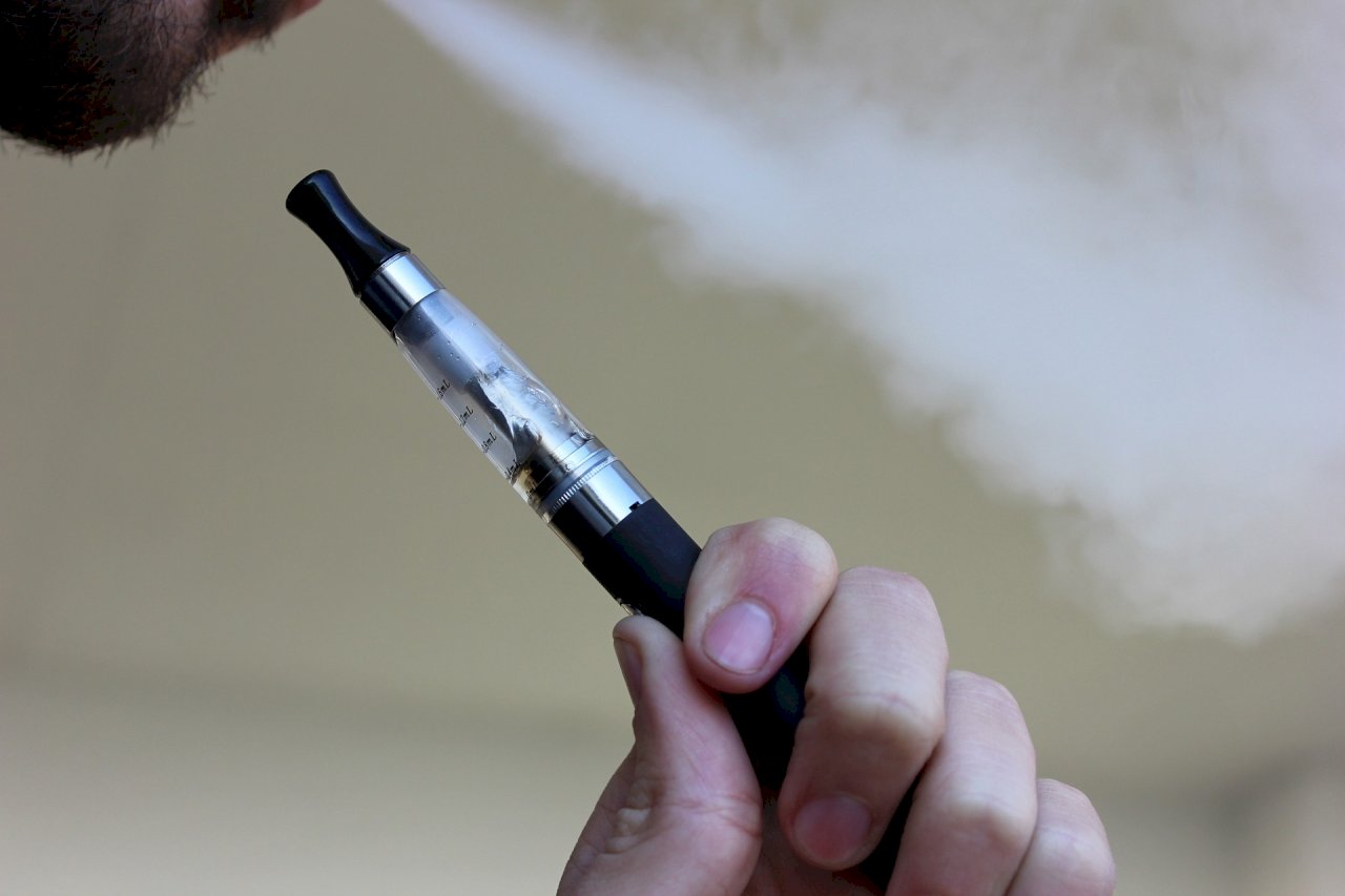 CDC調查：美1成年輕人常抽電子煙 恐危害健康