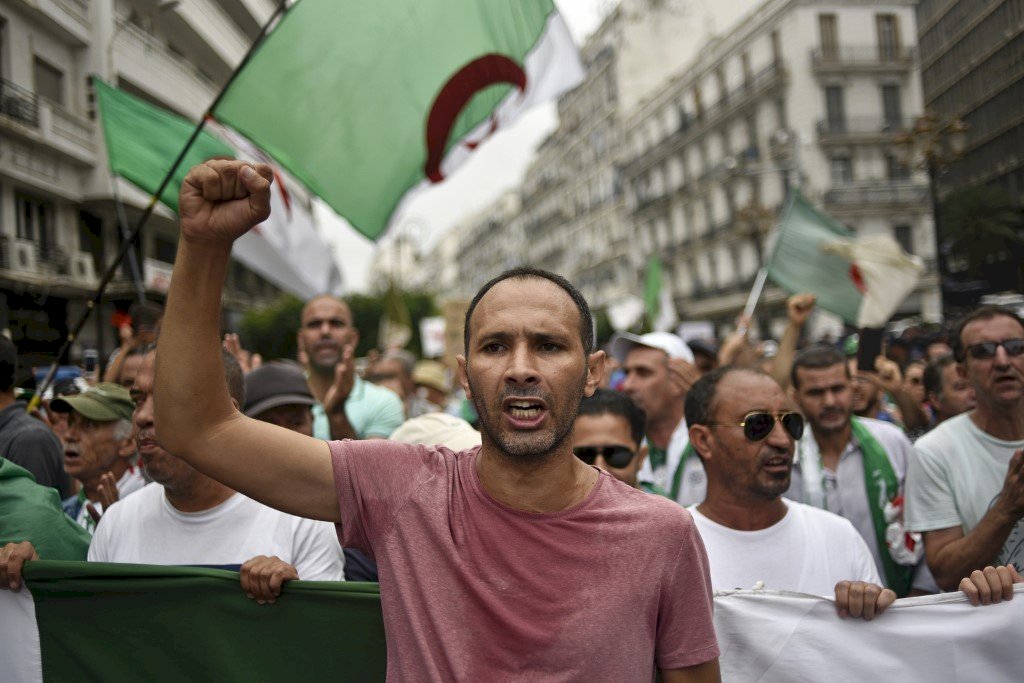 阿爾及利亞人再度走上街頭 反對總統大選