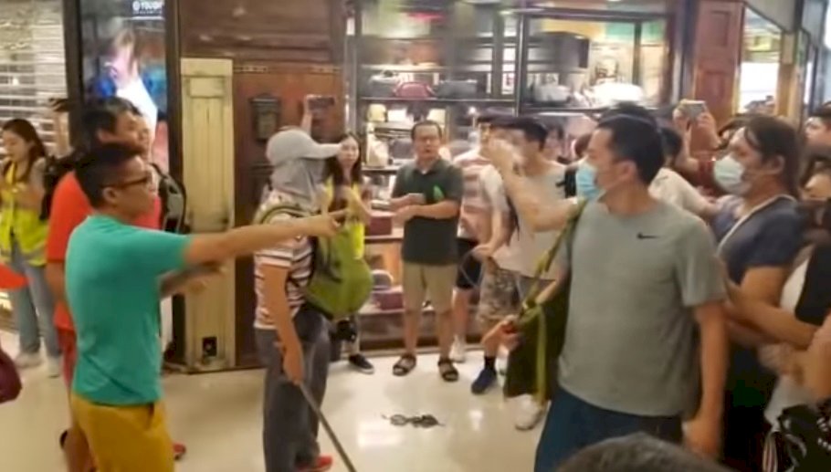 香港九龍淘大商場政見不同人士爆衝突 有人掛彩