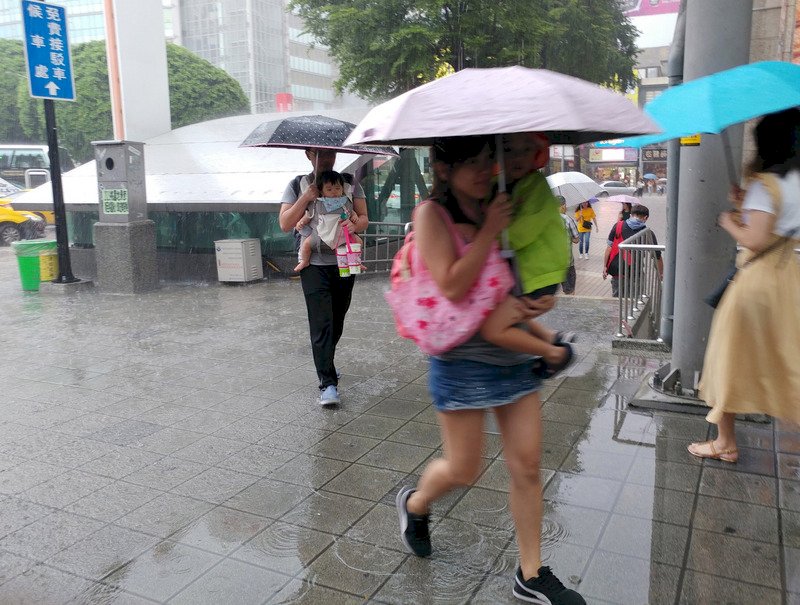 颱風外圍環流影響 北東6縣市大雨豪雨特報