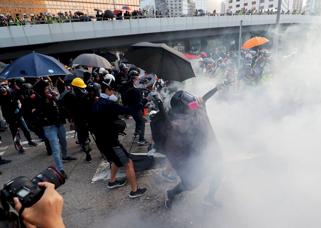 香港金鐘示威者丟燃燒彈 港警射催淚瓦斯