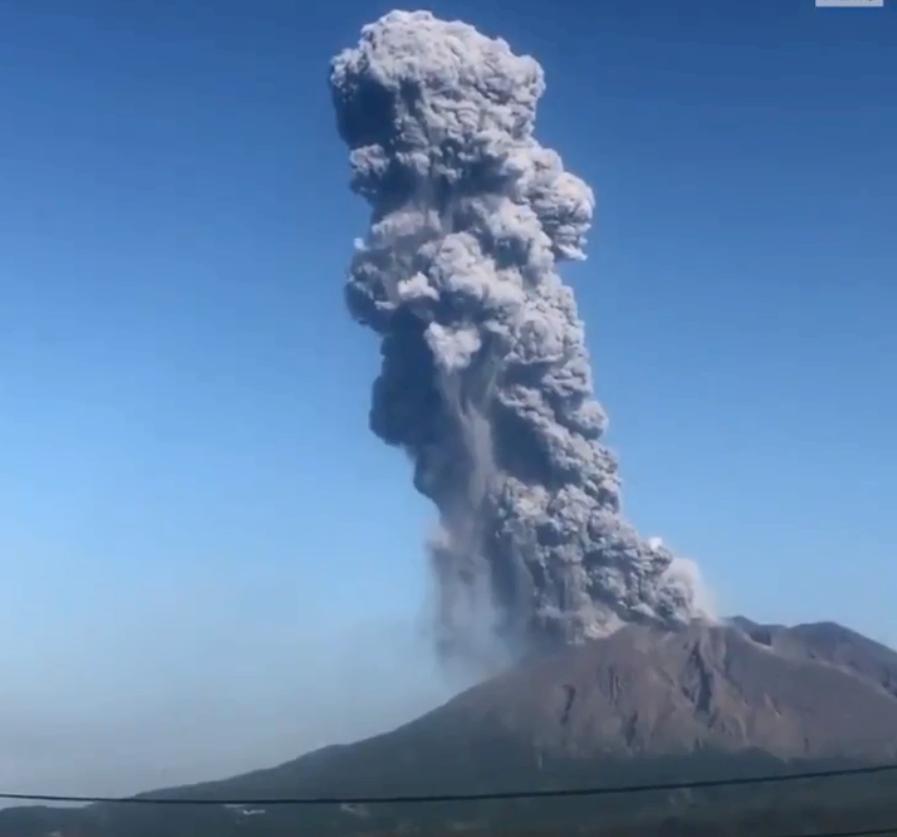 日本櫻島火山噴發 噴煙竄升高達2800公尺