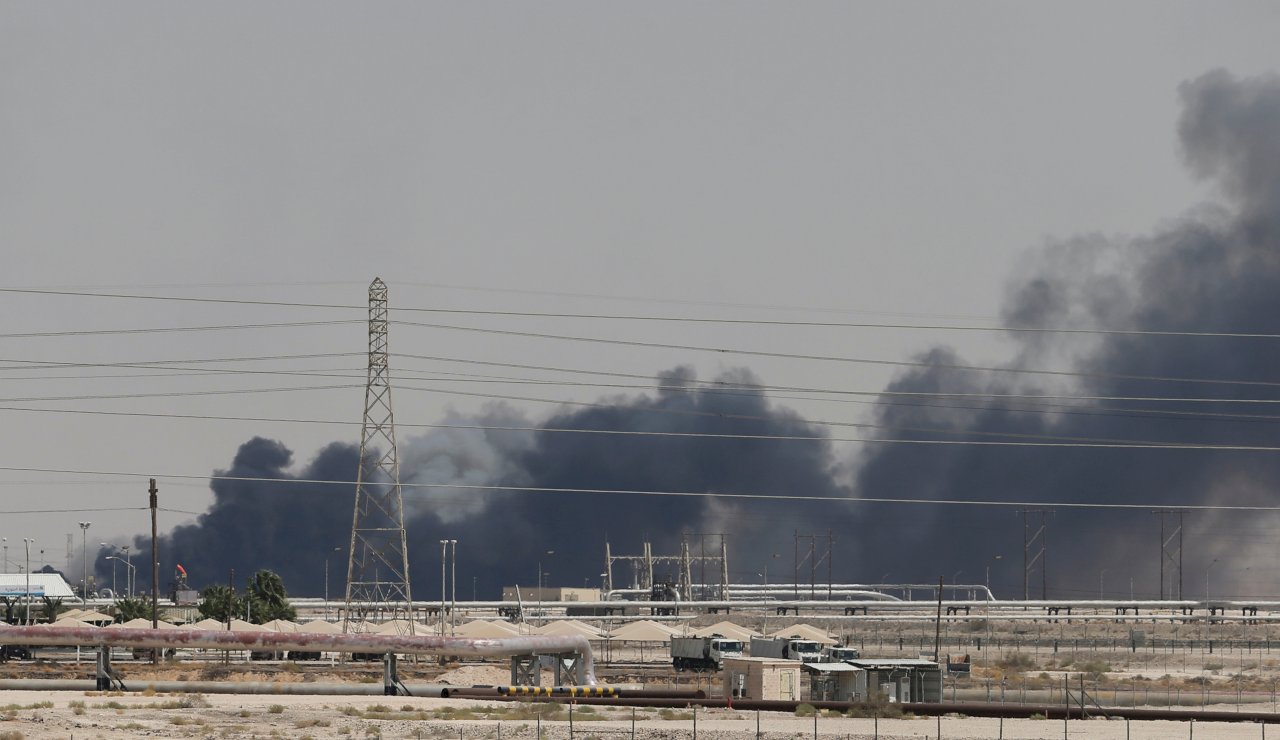 沙烏地石油設施遇襲 關閉通往巴林輸油管線