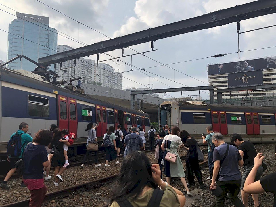 香港鐵路脫軌造成8人受傷 不排除人為因素