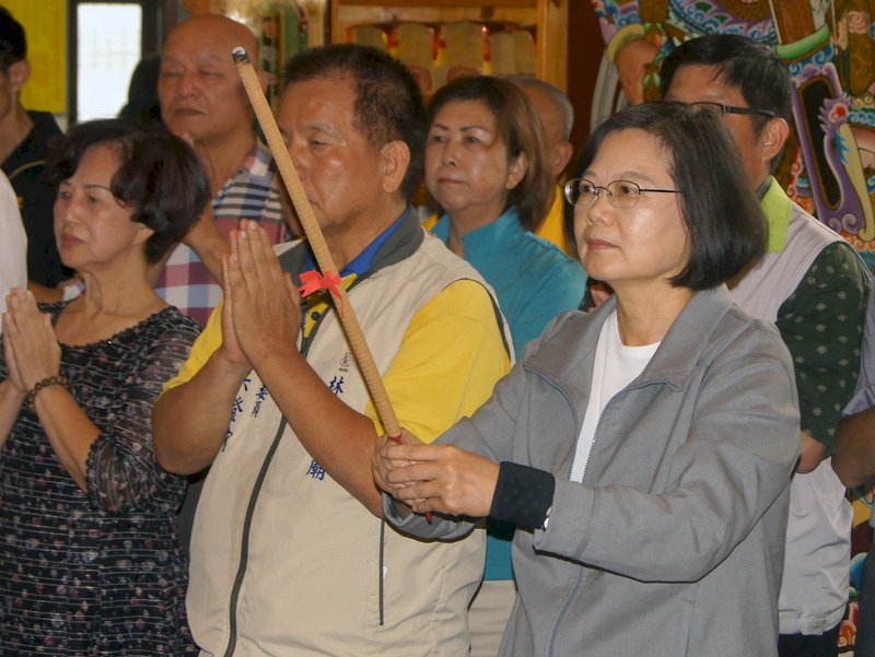參拜南投多間宮廟  蔡總統強調讓台灣人有尊嚴