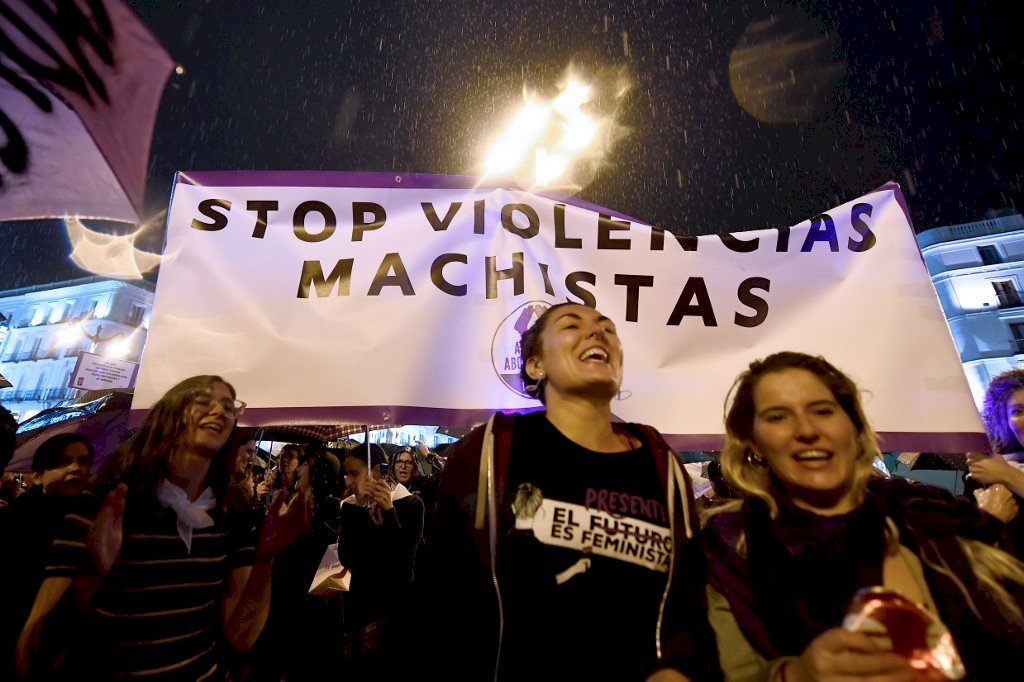 反暴力侵犯女性 數千名西班牙民眾上街怒吼