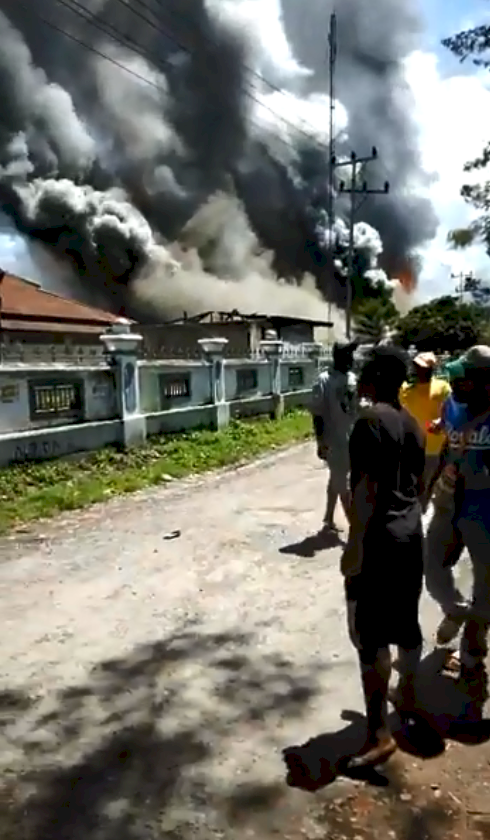 印尼巴布亞暴力示威再起 抗議群眾放火燒大樓