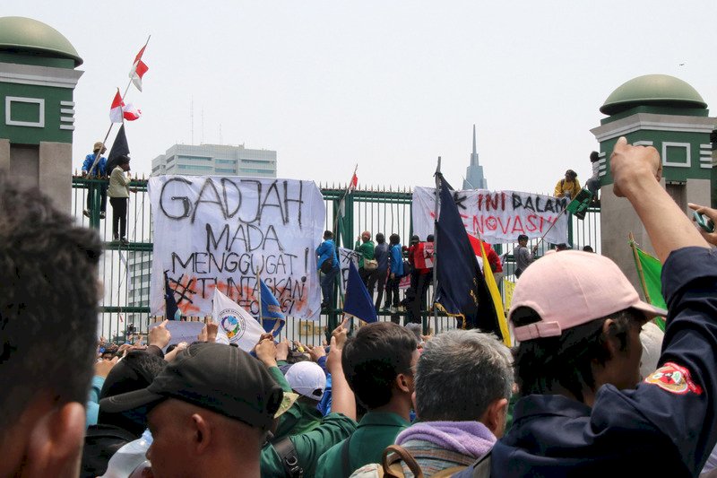 印尼大學生上街抗議 佐科威拒撤肅貪新法 (影音)