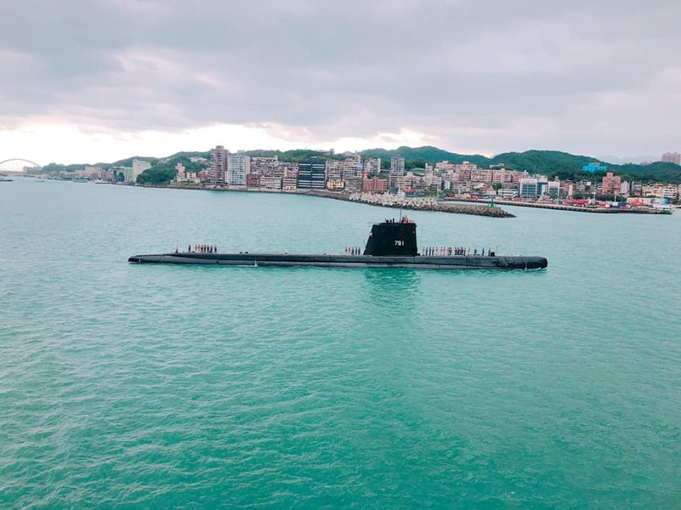 海獅潛艦駛入基隆港  軍事迷爭相拍攝