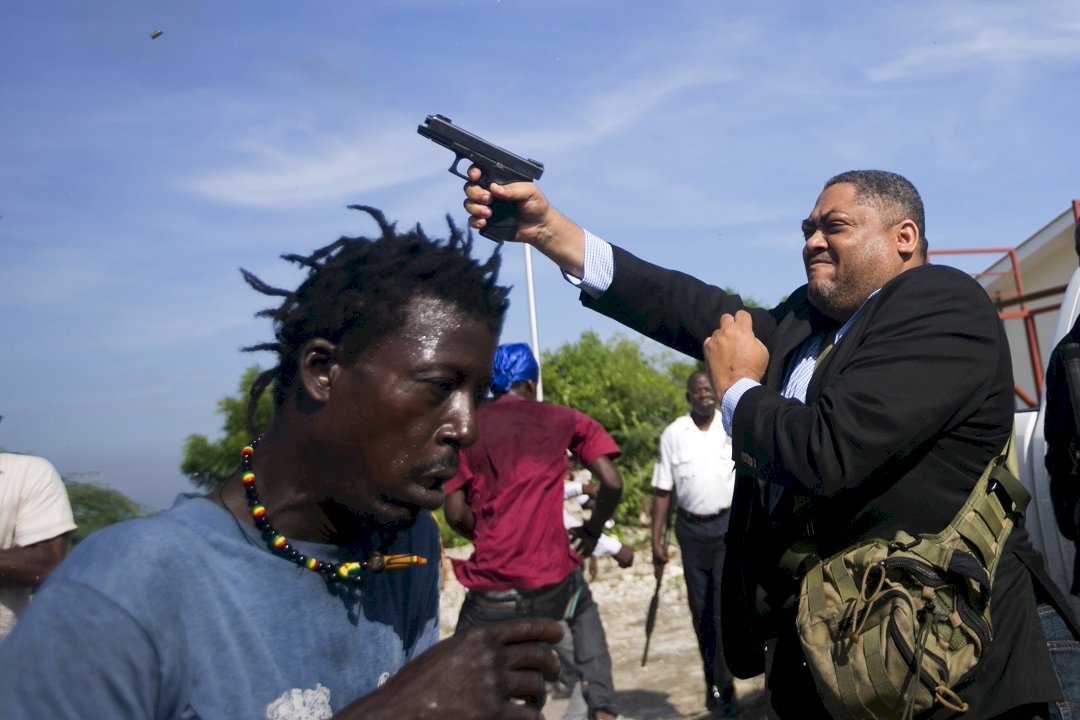 海地參議員開槍驅散抗議者 美聯社攝影記者受傷