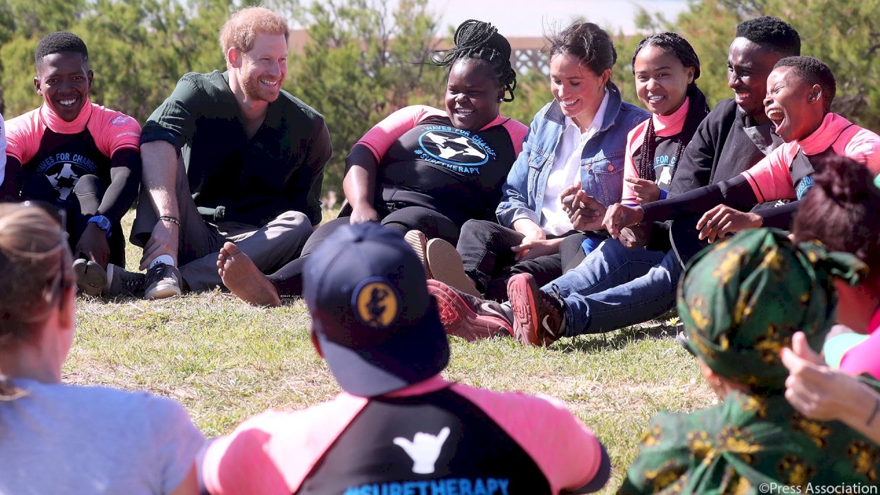 哈利夫婦帶王室寶寶訪南非 與NGO組織相見歡(影音)