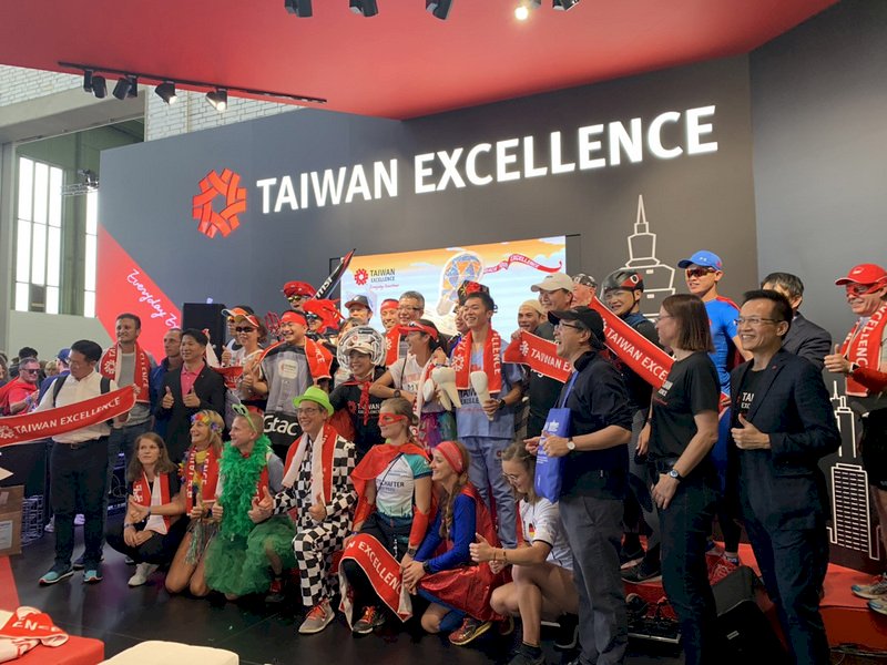 柏林馬拉松看見台灣精品 貿協組創意跑隊參賽