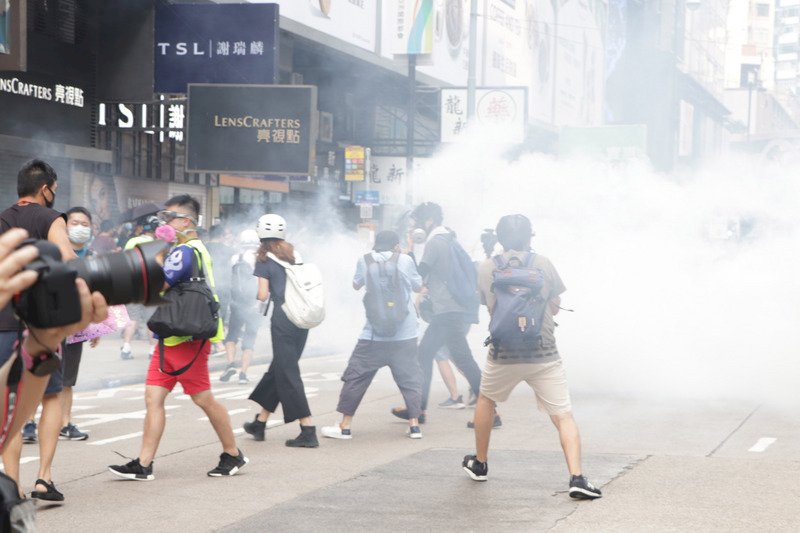 香港多地再有反送中示威 警方以催淚彈驅散