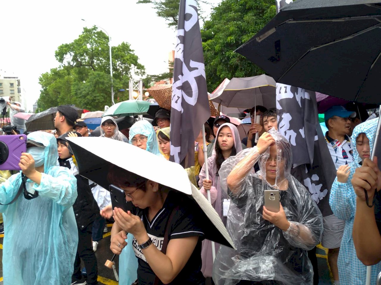 929台港大遊行風雨無阻 主辦單位：台北10萬人參與
