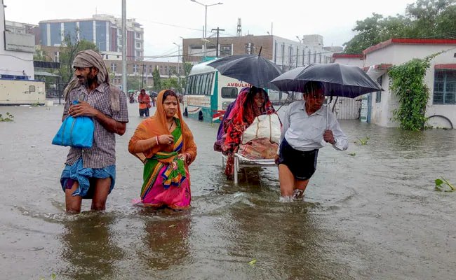印度季風暴雨3天113死 醫院監獄淹水