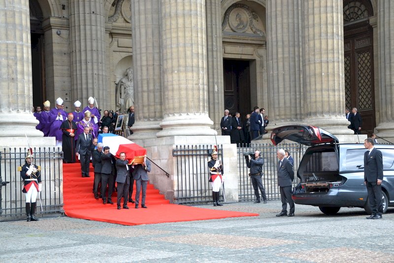 雨中的最後告別 法民眾與世界領袖齊追悼席哈克 (影音)