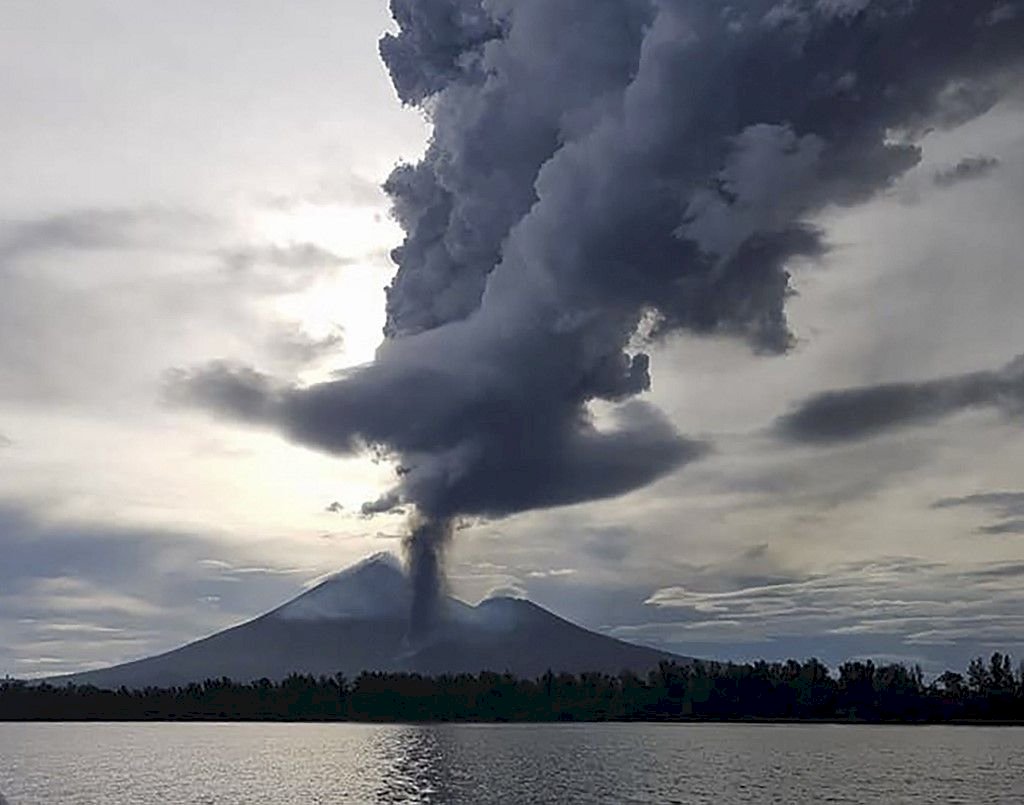 巴紐烏拉旺火山又噴發 居民再度撤離