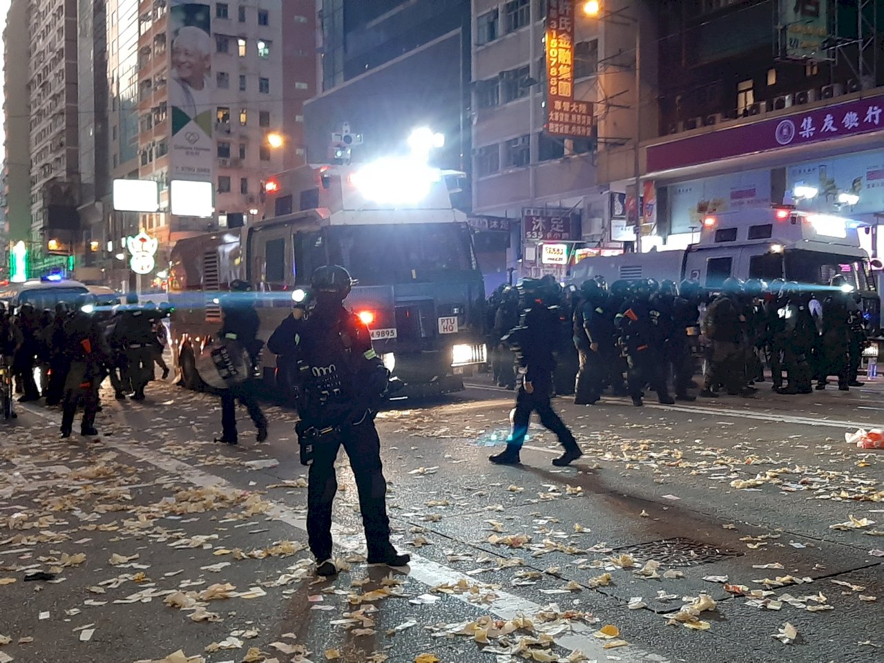 香港深水埗示威民眾放煙火 警察遇襲流血開兩槍