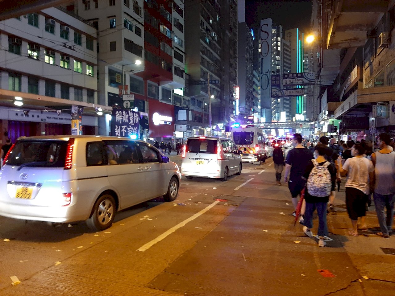 十一入夜後的香港　警民對駡挑釁成常態