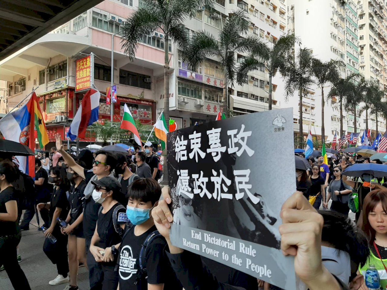 香港銅鑼灣遊行大致平和 中環站警民互嗆