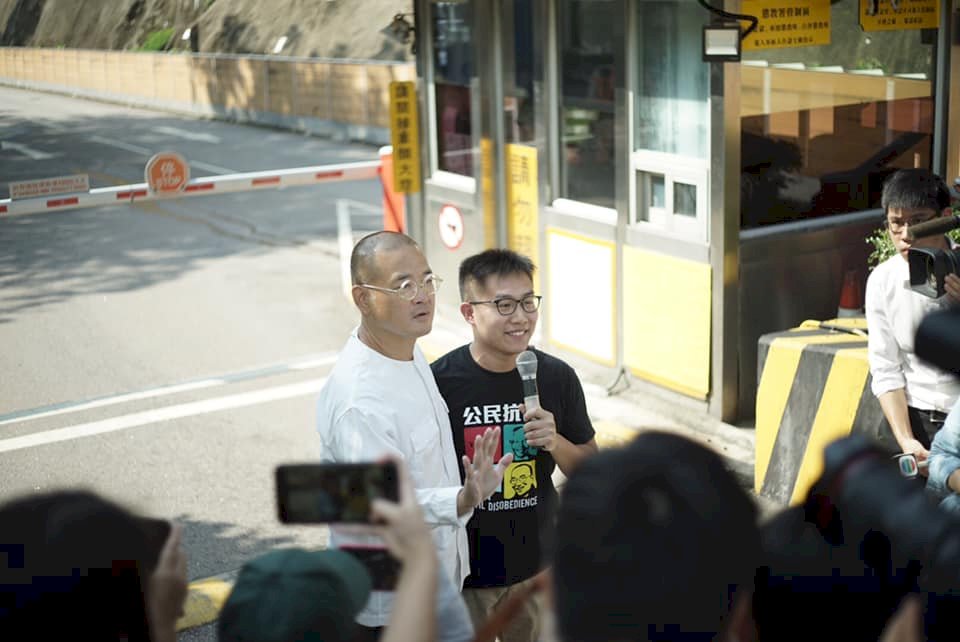 香港佔中案兩被告出獄 泛民人士迎接
