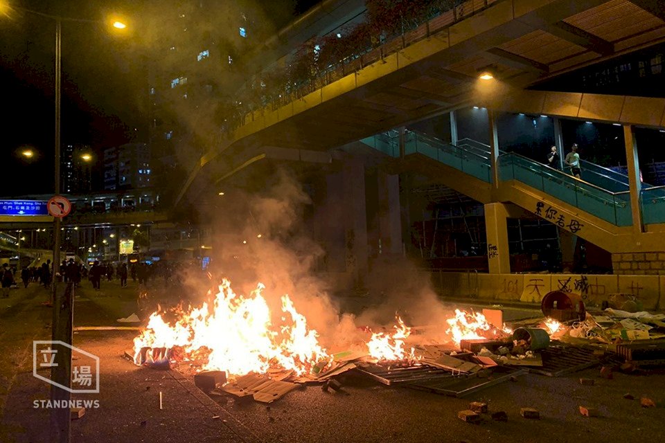 香港示威者九龍新界多區堵路縱火 黃大仙防暴警舉槍