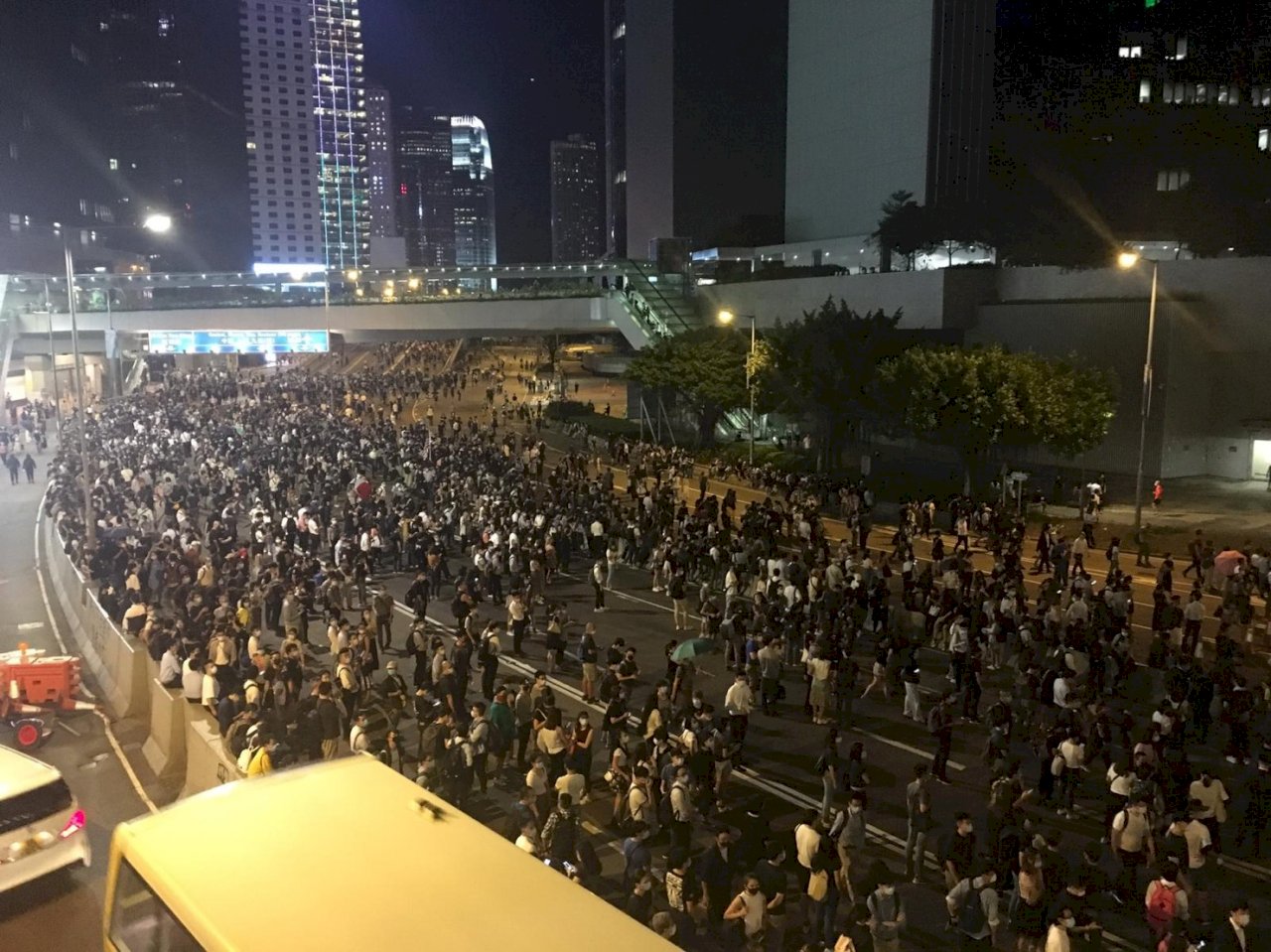 香港前線抗爭者稱會繼續蒙面抗議 有市民憂訂更嚴苛法例
