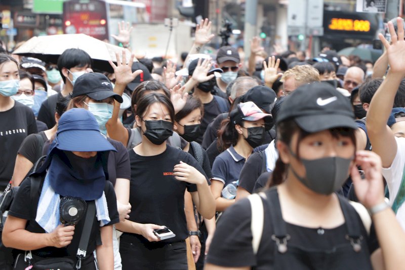 香港禁蒙面法實施首日 銅鑼灣數百人遊行抗議