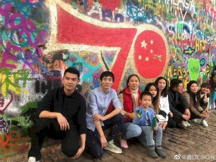 布拉格連儂牆 遭中國遊客塗鴉慶十一