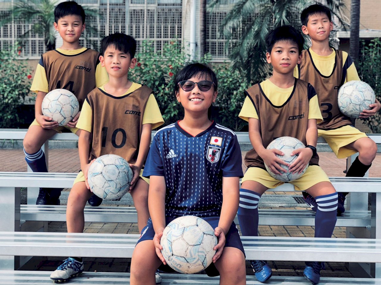 一張照片看性別平權 台灣女孩：我踢足球、學校椅子一起搬