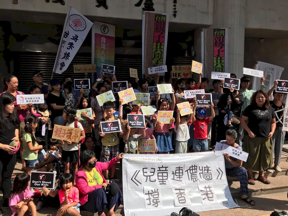 關注香港兒少安全 民團發起兒童連儂牆撐香港