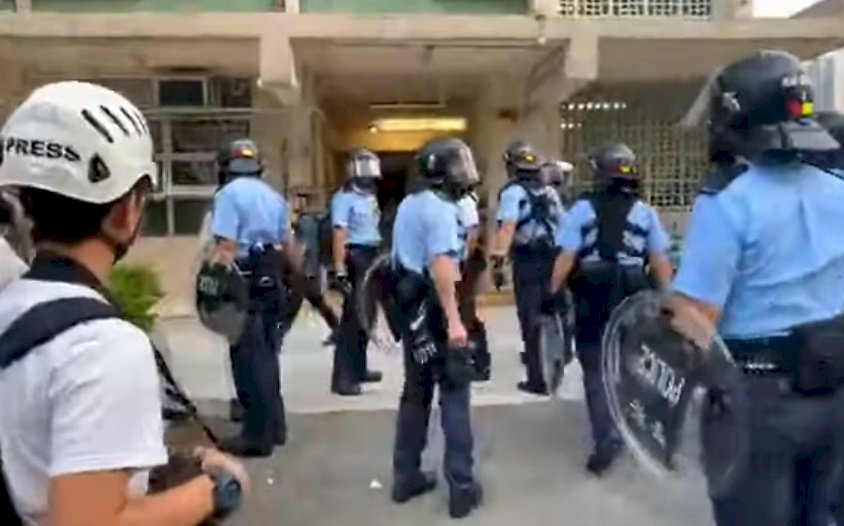 香港反送中波及中學 防暴警察出動