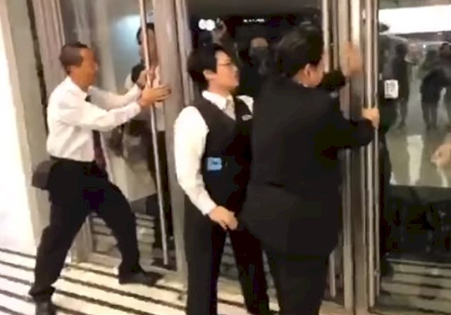 阻擋警方進入商場 香港5保全被捕