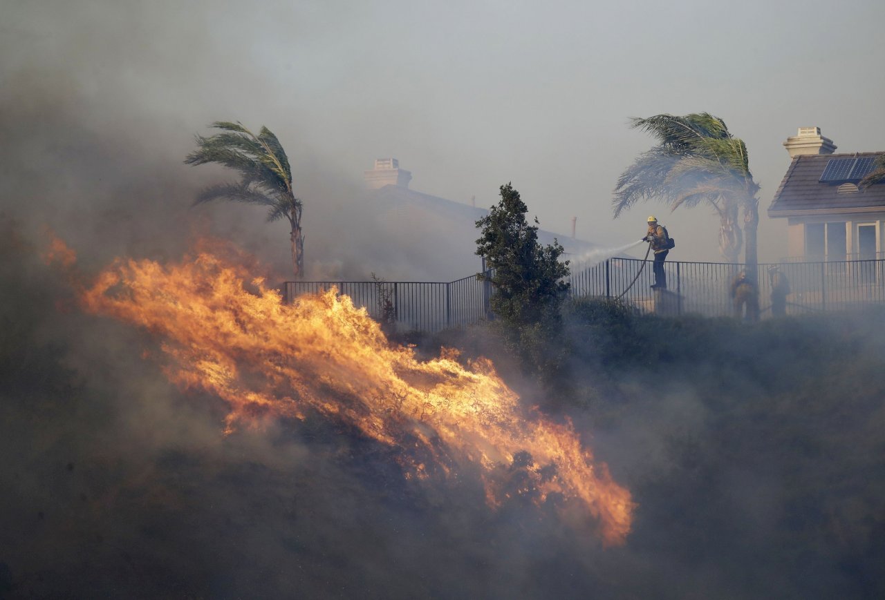 美南加州山林野火釀2死、10萬人被迫撤離