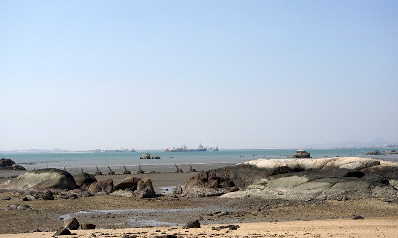 中國抽砂造陸建機場 致金門沿海泥化