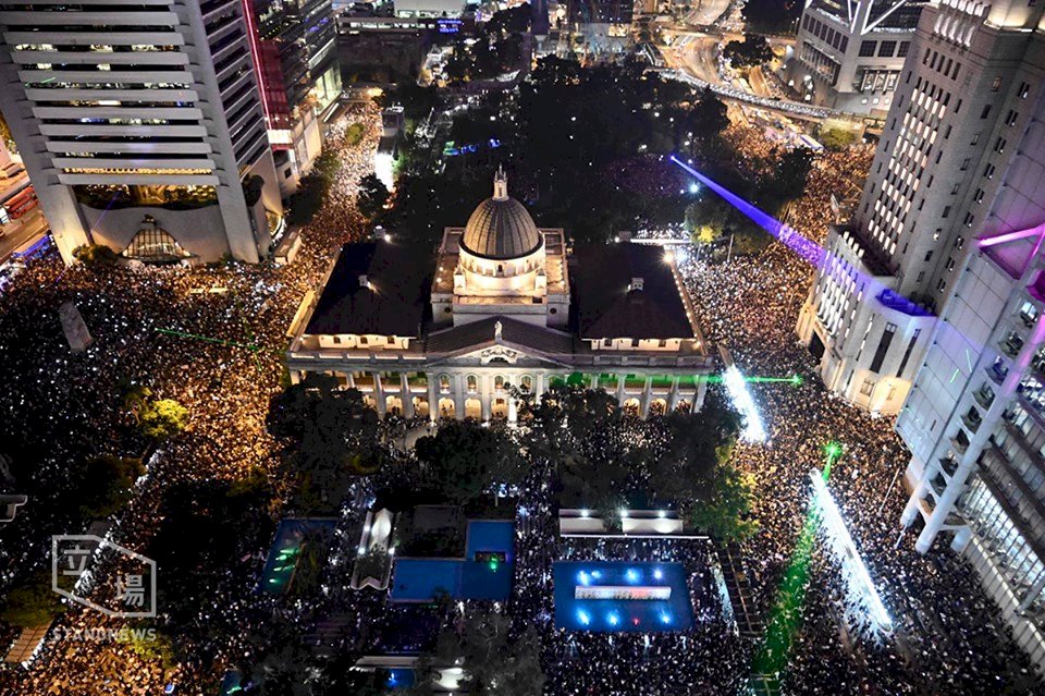 香港集氣大會13萬人參加 防暴警港鐵站攔查市民