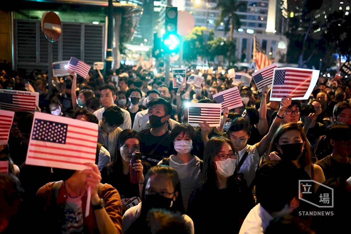 禁蒙面法頒布後香港首次大型集會 仍有人戴口罩