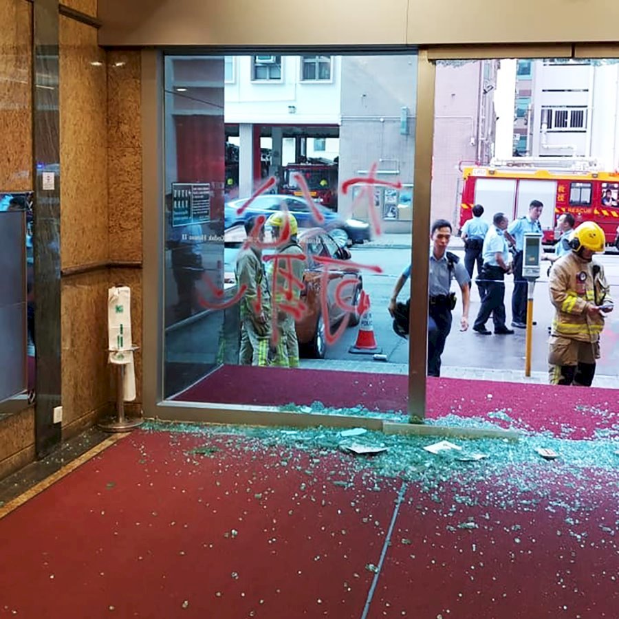 香港大公報遭黑衣人以汽油彈襲擊