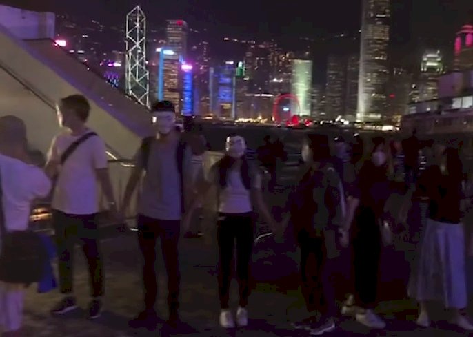 反「禁蒙面法」 香港民眾戴面具築人鏈