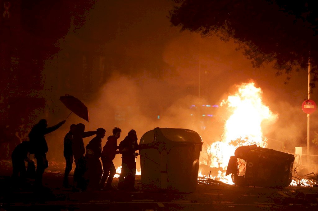 加泰隆尼亞暴力示威之夜 近200人受傷