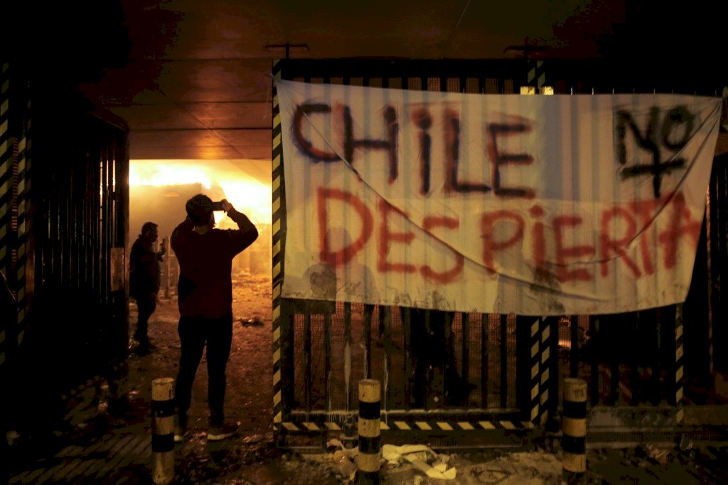 地鐵漲價引暴力抗爭 智利總統宣布緊急狀態