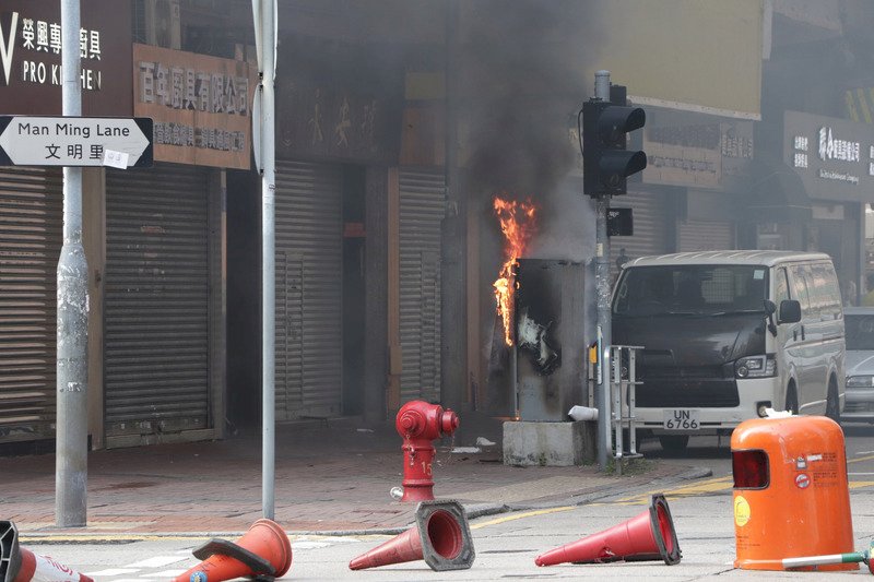 九龍遊行警方發射催淚彈 港鐵旺角站被投燃燒彈