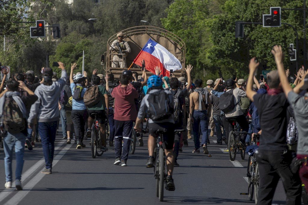 智利首都示威不止 軍方再度實施宵禁