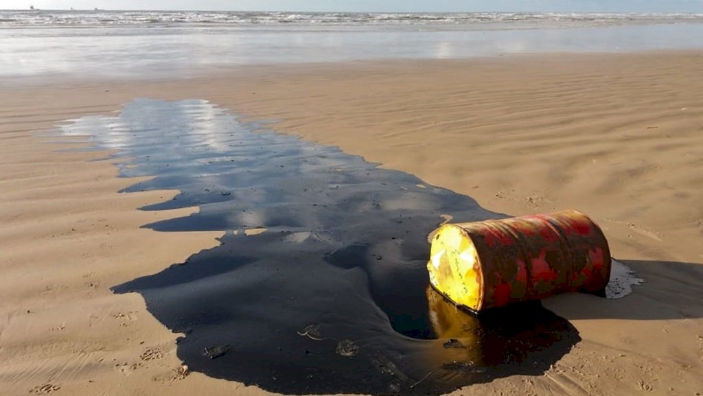 油污襲巴西2千公里海岸線 專家：損害持續數十年