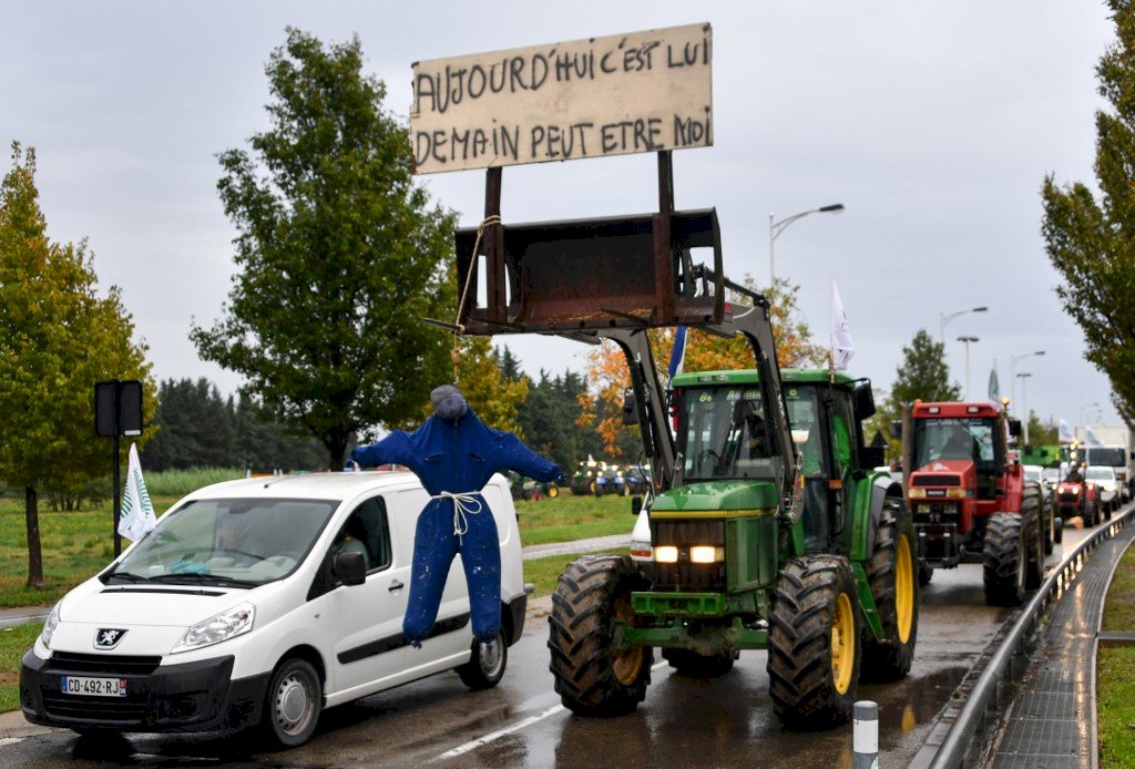 收入大減自殺攀升 法國農民開拖拉機上街怒吼