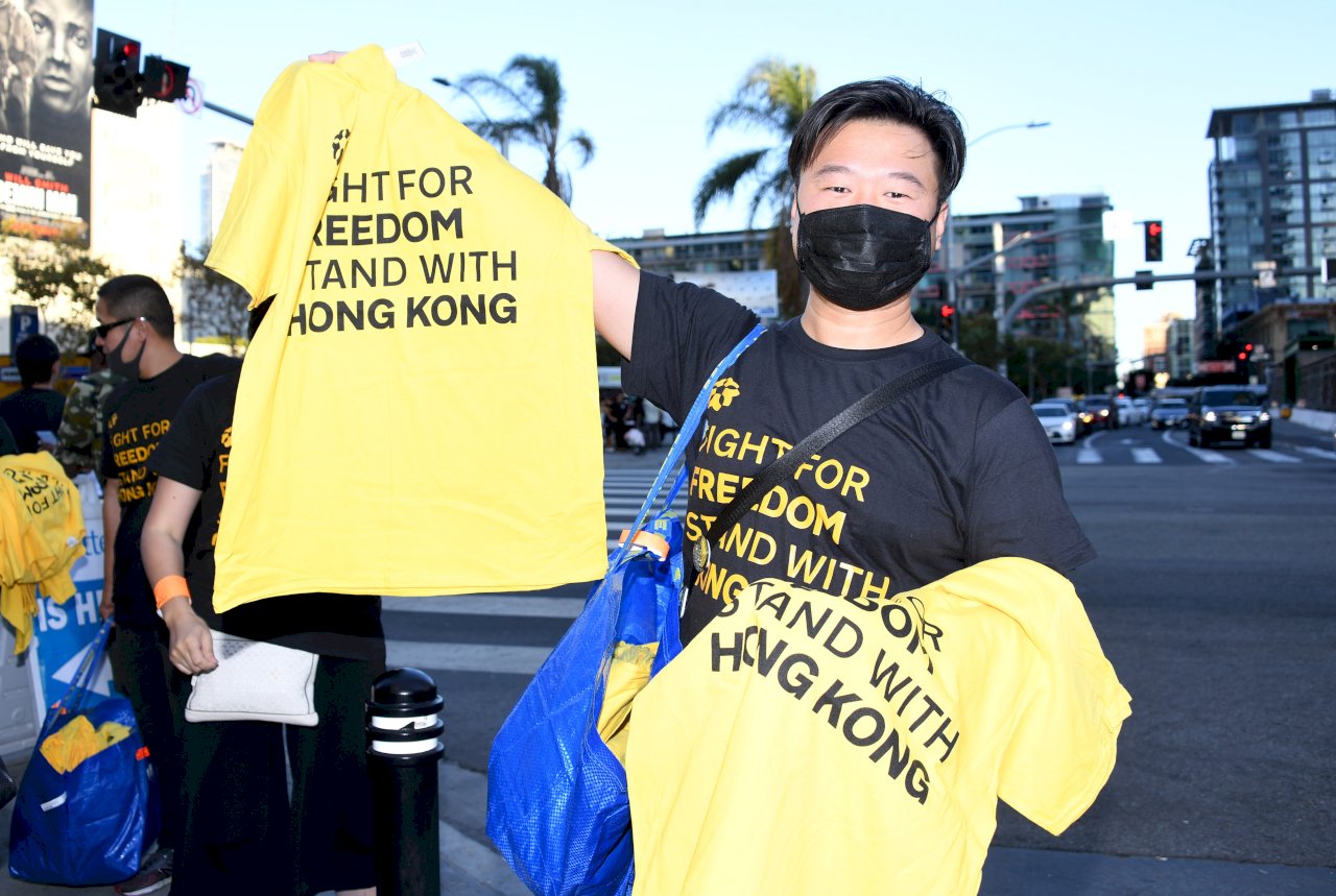 NBA開幕賽開打 支持者發送數千黑T聲援香港爭民主