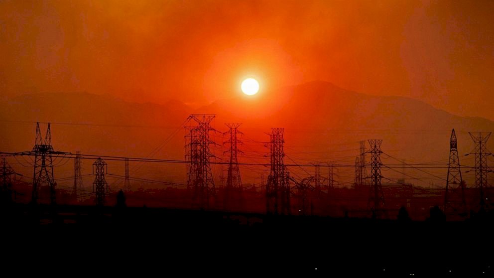 電力公司防野火 加州十餘萬戶大停電
